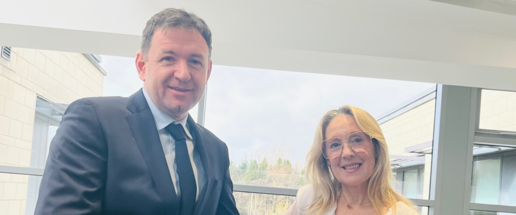 MCR Pathways Signs Mentoring Partnership Agreement with Robertson Group